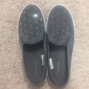 Maurice’s gray flats
